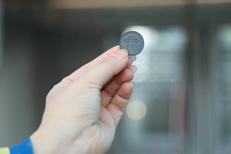 Thẻ đi tàu có in hình Khuê Văn Các ở Văn Miếu Quốc Tử Giám - biểu tượng của Hà Nội.