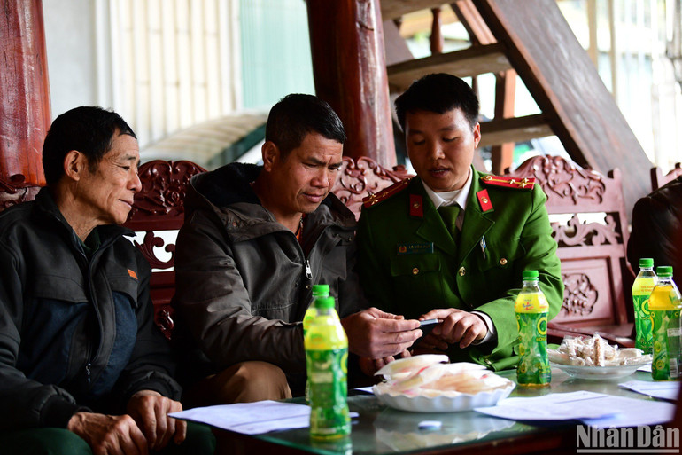 Thượng úy Lò Văn Quỹ hướng dẫn cài đặt phần mềm VNeID cho nhân dân. Thượng úy Lò Văn Quỹ hướng dẫn cài đặt phần mềm VNeID cho nhân dân.