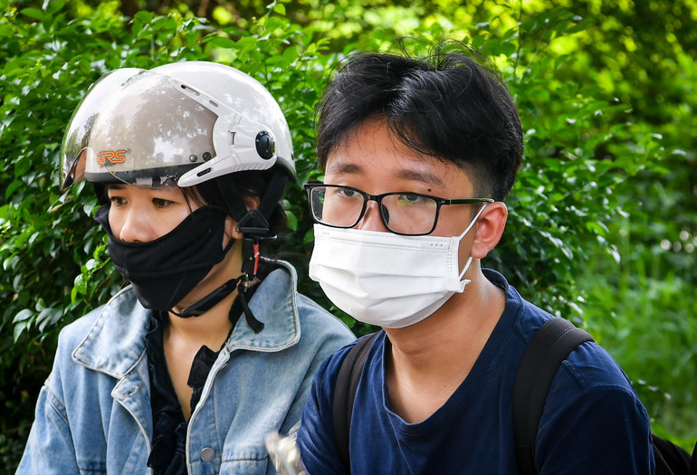 Vũ thẫn thờ chờ đợi thông tin phía bên ngoài nhà tang lễ quận Cầu Giấy.