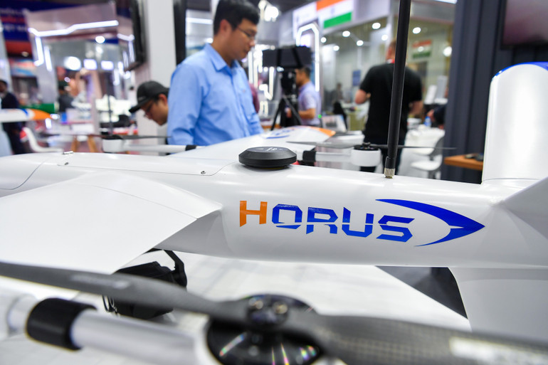 Vỏ ngoài của UAV 100% "Made in Vietnam" được làm từ composite công nghệ cao, cho phép tạo ra kết cấu lớn liền mạch, đồng thời giảm số lượng ốc vít và các cấu kiện nhỏ. Phần thân vỏ này cũng có khả năng chống ăn mòn và cơ tính cao, do đó, HORUS được đánh giá là thiết bị bay bền bỉ, có thể "tác chiến" trong nhiều điều kiện môi trường phức tạp. Vỏ ngoài của UAV 100% "Made in Vietnam" được làm từ composite công nghệ cao, cho phép tạo ra kết cấu lớn liền mạch, đồng thời giảm số lượng ốc vít và các cấu kiện nhỏ. Phần thân vỏ này cũng có khả năng chống ăn mòn và cơ tính cao, do đó, HORUS được đánh giá là thiết bị bay bền bỉ, có thể "tác chiến" trong nhiều điều kiện môi trường phức tạp.