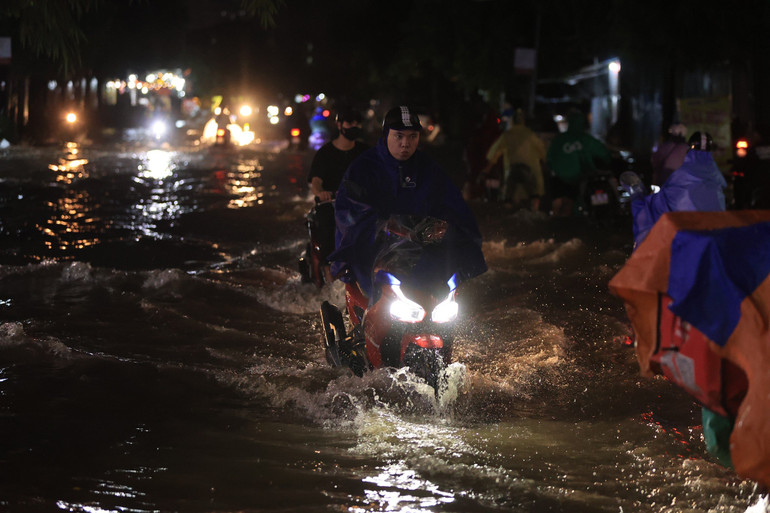 Đường Chiến Thắng ngập khá sâu sau mưa lớn. Theo báo cáo, lượng mưa đo được ở quận Hà Đông lên tới hơn 60mm.