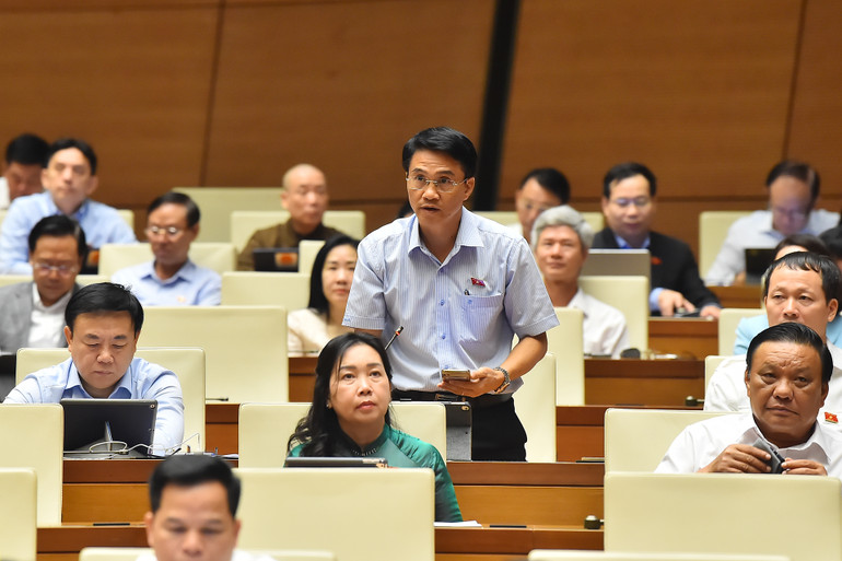 Cùng quan tâm tới thị trường vàng, đại biểu Đỗ Huy Khánh (đoàn tỉnh Đồng Nai) đề nghị làm rõ quan điểm về việc có nên thành lập sàn giao dịch vàng hay không.