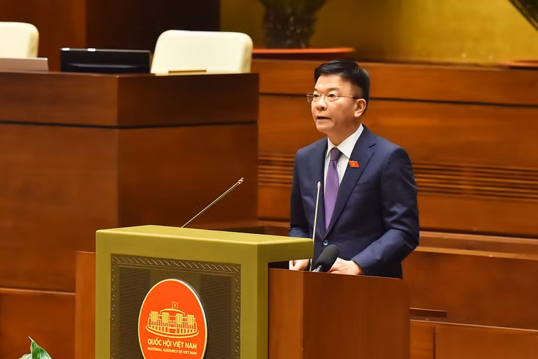 Phó Thủ tướng Chính phủ Lê Thành Long trình bày Tờ trình. (Ảnh: THỦY NGUYÊN) Phó Thủ tướng Chính phủ Lê Thành Long trình bày Tờ trình. (Ảnh: THỦY NGUYÊN)