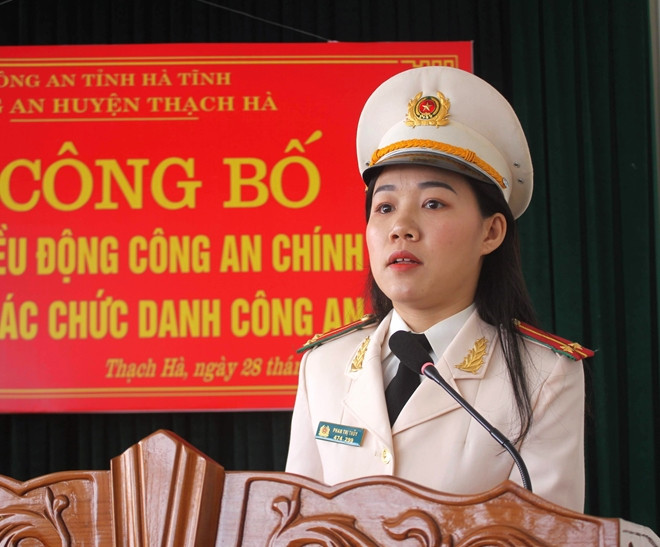 Thượng úy Phan Thị Thủy - Phó trưởng Công an xã Thạch Hội, Thạch Hà phát biểu nhận nhiệm vụ trong ngày công bố quyết định điều động về Công an xã.