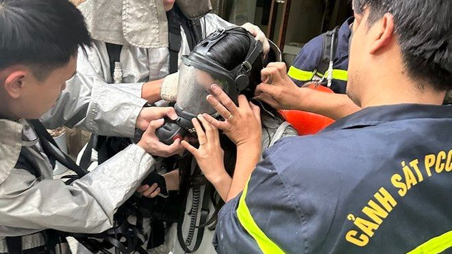 Cảnh sát hỗ trợ người dân thoát khỏi vụ cháy nhà dân trên phố Trúc Bạch.