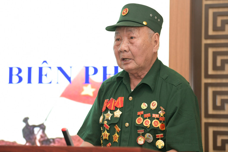 Thay mặt đại biểu, chiến sĩ Điện Biên Nguyễn Công Nuôi cảm ơn lãnh đạo huyện Mường Ảng đã dành tình cảm đặc biệt, sự quan tâm sâu sắc cho các Chiến sĩ Điện Biên.