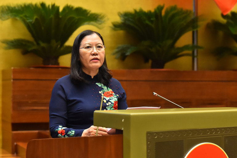 Chủ nhiệm Ủy ban Tư pháp của Quốc hội Lê Thị Nga trình bày Báo cáo giải trình tiếp thu, chỉnh lý dự thảo Luật Phòng, chống mua bán người (sửa đổi). (Ảnh: THỦY NGUYÊN) Chủ nhiệm Ủy ban Tư pháp của Quốc hội Lê Thị Nga trình bày Báo cáo giải trình tiếp thu, chỉnh lý dự thảo Luật Phòng, chống mua bán người (sửa đổi). (Ảnh: THỦY NGUYÊN)