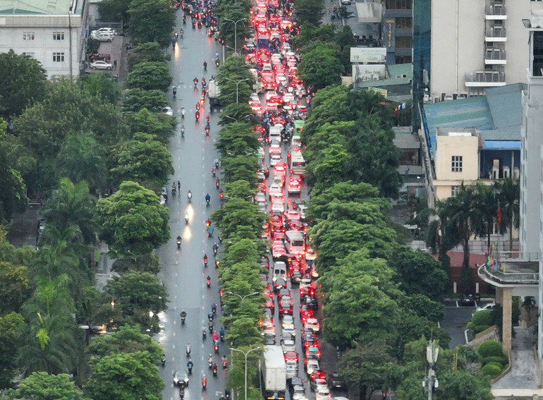 Mưa lớn khiến một số tuyến đường ùn tắc nghiêm trọng