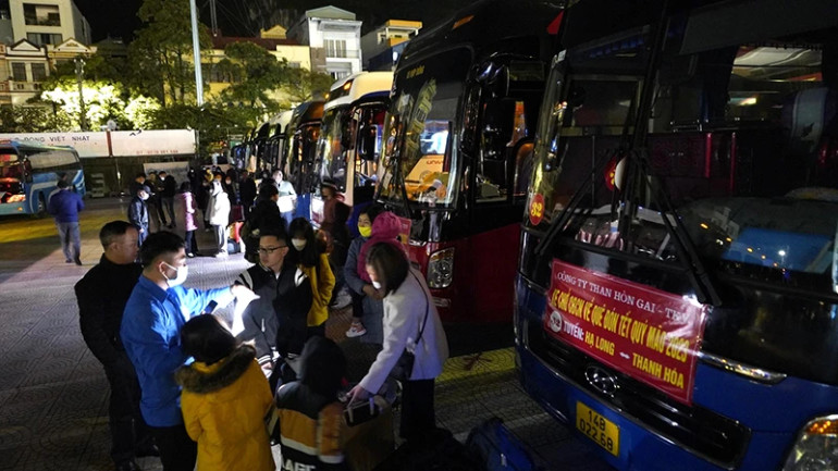 Thợ mỏ Tập đoàn Công nghiệp Than-Khoáng sản Việt Nam (TKV) được hỗ trợ các chuyến xe nghĩa tình đưa về quê ăn Tết năm 2023.