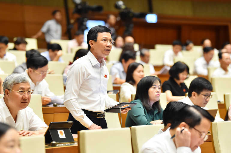 Đại biểu Nguyễn Văn Thi (Đoàn đại biểu Quốc hội tỉnh Bắc Giang) cho rằng, Chính phủ cần quan tâm tới "sức khỏe" doanh nghiệp, nhất là khối doanh nghiệp tư nhân. (Ảnh: Thủy Nguyên)