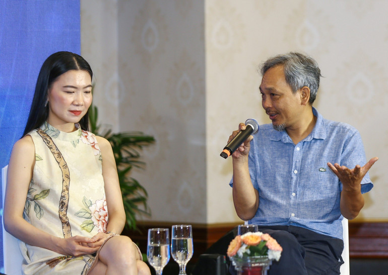 Các khách mời trao đổi tại phiên thảo luận.