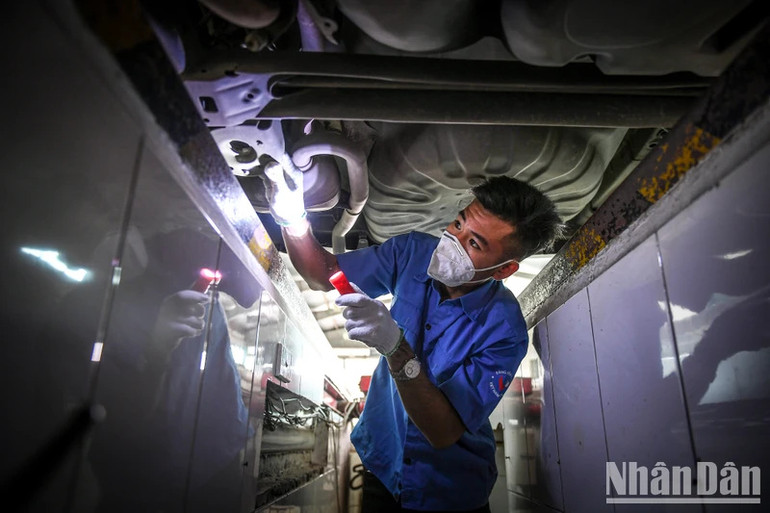 Kiểm định viên tiến hành kiểm định xe tại Hà Nội.