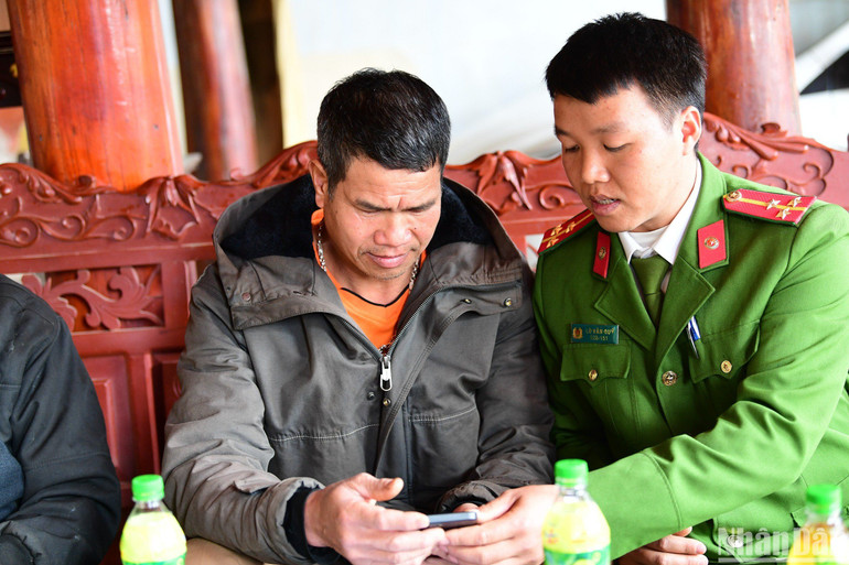 "Chúng tôi xác định phục vụ nhân dân như người thân của chính mình" "Chúng tôi xác định phục vụ nhân dân như người thân của chính mình"