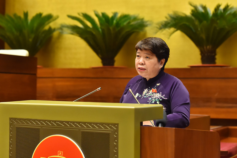 Chủ nhiệm Ủy ban Xã hội Nguyễn Thúy Anh trình bày Báo cáo thẩm tra. (Ảnh: THỦY NGUYÊN)