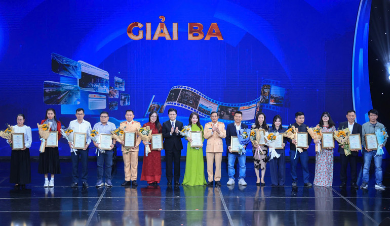 Trao giải cho các tác giả/nhóm tác giả đạt Giải Ba.