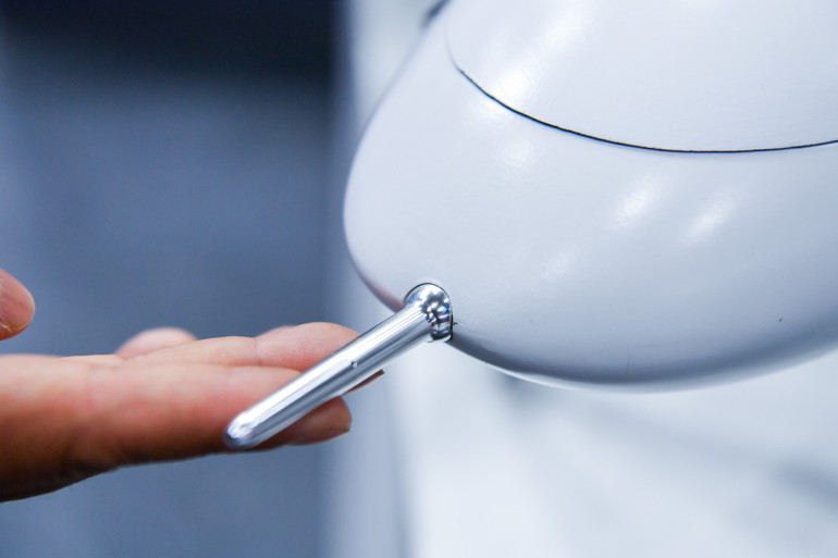 Phía đầu chiếc UAV được gắn cảm biến tốc độ gió (Pitot). Đây là thiết bị quan trọng nhằm xác định tốc độ và độ cao của chiếc UAV "họ" HORUS, tăng cường tính chính xác và ổn định khi hoạt động. Phía đầu chiếc UAV được gắn cảm biến tốc độ gió (Pitot). Đây là thiết bị quan trọng nhằm xác định tốc độ và độ cao của chiếc UAV "họ" HORUS, tăng cường tính chính xác và ổn định khi hoạt động.