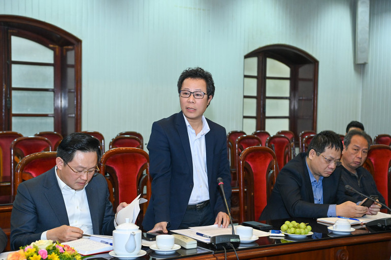 Trưởng Ban Nhân Dân cuối tuần Vũ Mai Hoàng báo cáo tại buổi làm việc. Ảnh: DUY LINH