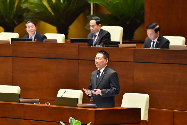 Bộ trưởng Tài chính Hồ Đức Phớc giải trình tại phiên làm việc sáng 7/6. (Ảnh: THỦY NGUYÊN)