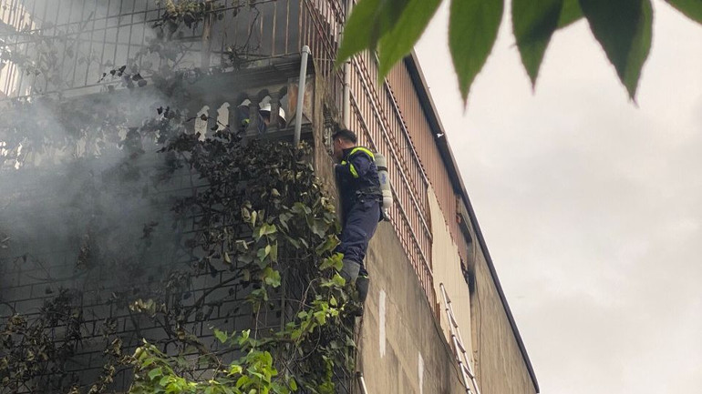 Cảnh sát cố gắng tiếp cận hiện trường để giải cứu người dân.