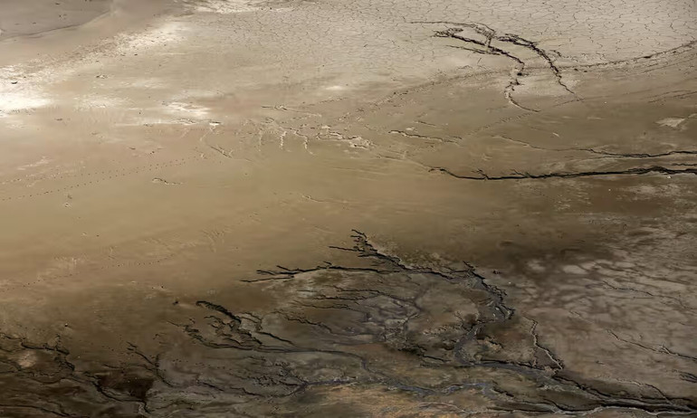 Một khu vực khô cạn của hồ chứa Mornos. Công ty cấp nước Eydap ước tính mực nước đã giảm 30% so với năm ngoái. Ảnh: EPA/The Guardian.