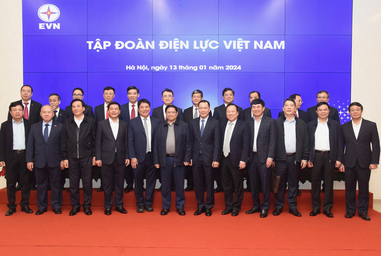 Thủ tướng Phạm Minh Chính chụp ảnh với các đại biểu tham dự hội nghị. (Ảnh: Trần Hải)