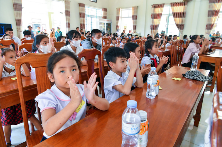 Trao học bổng cho các em học sinh. (Ảnh: THÀNH ĐẠT) Trao học bổng cho các em học sinh. (Ảnh: THÀNH ĐẠT)