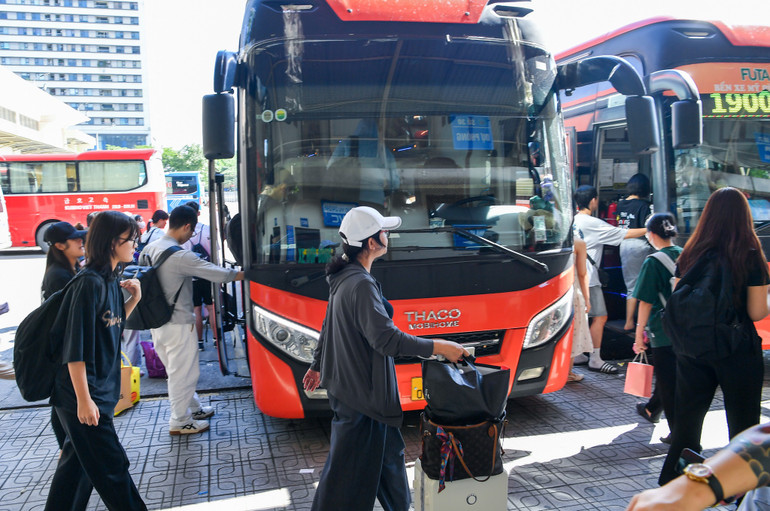 Hành khách ra xe về quê tại bến Mỹ Đình.