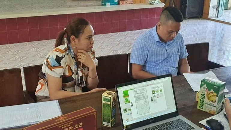 Hai đối tượng tại Hải Dương bán thực phẩm chức năng không có giấy chứng nhận đăng ký kinh doanh. (Ảnh: Báo Nhân Dân)