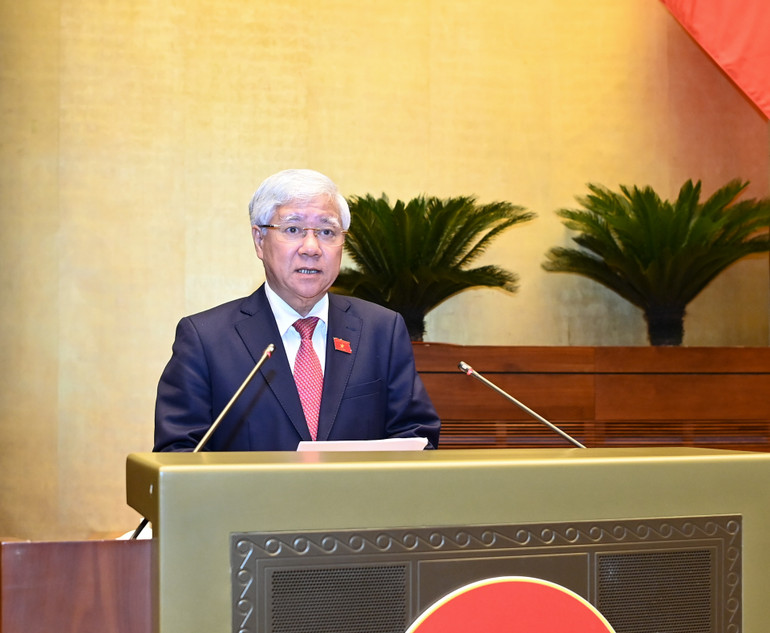 Đồng chí Đỗ Văn Chiến, Ủy viên Bộ Chính trị, Bí thư Trung ương Đảng, Chủ tịch Ủy ban Trung ương Mặt trận Tổ quốc Việt Nam trình bày Báo cáo tổng hợp ý kiến, kiến nghị của cử tri và nhân dân gửi tới Kỳ họp thứ 7, Quốc hội khóa XV. (Ảnh: LINH KHOA)