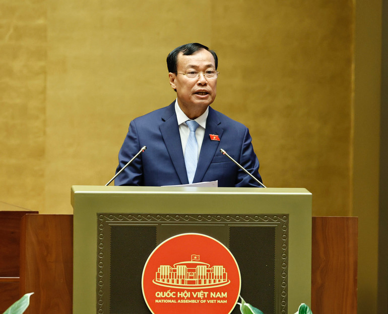 Chủ nhiệm Ủy ban Quốc phòng và An ninh Lê Tấn Tới trình bày Báo cáo thẩm tra dự án Luật sửa đổi, bổ sung một số điều của Luật Cảnh vệ. (ẢNH: LINH KHOA)