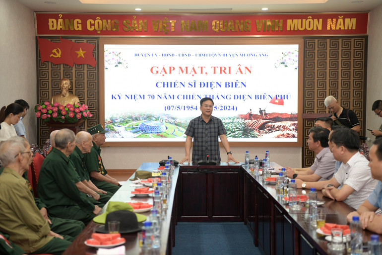 Bí thư Huyện ủy Mường Ảng Nguyễn Tiến Đạt cũng gửi lời hỏi thăm sức khỏe, động viên tinh thần của Bí thư Tỉnh ủy Điện Biên Trần Quốc Cường tới các cựu chiến binh.