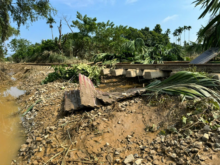 Bão số 3 đã làm ảnh hưởng lớn tới ngành đường sắt. Bão số 3 đã làm ảnh hưởng lớn tới ngành đường sắt.