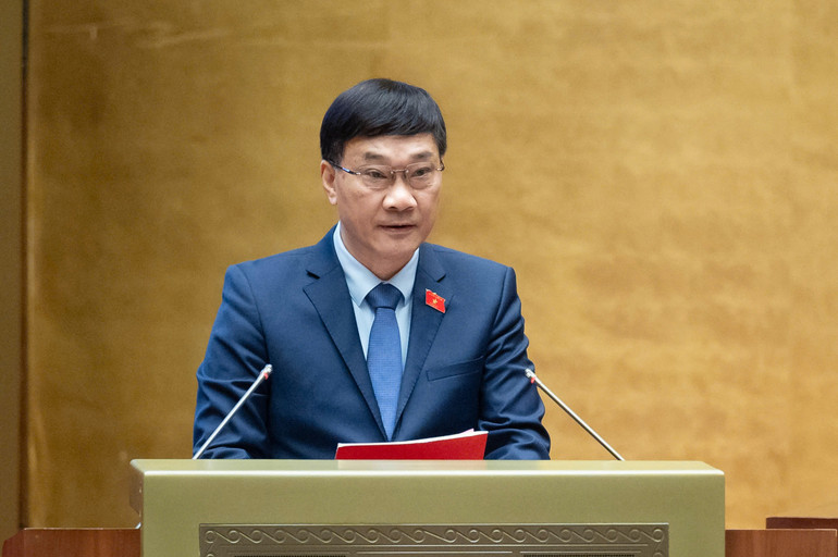 Chủ nhiệm Ủy ban Kinh tế của Quốc hội Vũ Hồng Thanh trình bày báo cáo thẩm tra (Ảnh: DUY LINH).