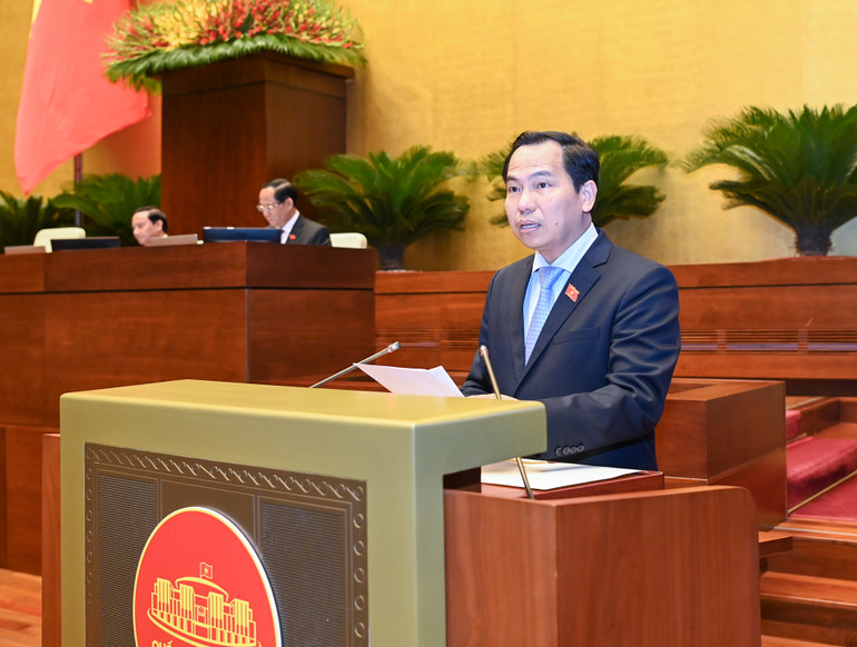 Chủ nhiệm Ủy ban Tài chính-Ngân sách của Quốc hội Lê Quang Mạnh trình bày Báo cáo thẩm tra về công tác thực hành tiết kiệm, chống lãng phí năm 2023 tại phiên họp. (ẢNH: LINH KHOA) Chủ nhiệm Ủy ban Tài chính-Ngân sách của Quốc hội Lê Quang Mạnh trình bày Báo cáo thẩm tra về công tác thực hành tiết kiệm, chống lãng phí năm 2023 tại phiên họp. (ẢNH: LINH KHOA)