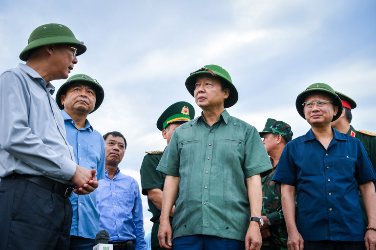 Phó Thủ tướng đề nghị tỉnh Quảng Ninh khởi động mọi lực lượng, chỉ đạo tập trung, thông tin liên lạc thông suốt, chuẩn bị mọi kịch bản có thể xảy ra, không để bị động, bất ngờ, dù trong tình huống nghiêm trọng nhất.