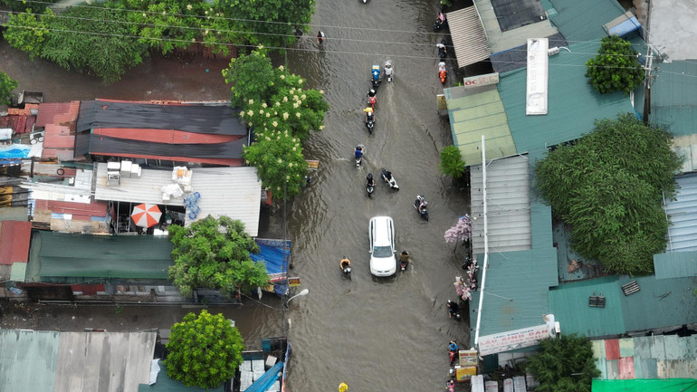Phía bên ngoài đường dẫn vào chung cư mini, nước vẫn chưa rút.