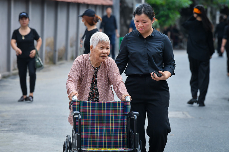 Một Mẹ Việt Nam Anh hùng 90 tuổi tự mình đẩy xe lăn tới khu vực viếng Tổng Bí thư Nguyễn Phú Trọng.