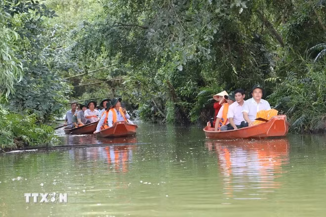Du khách tham quan Khu Bảo tồn và du lịch sinh thái Đồng Tháp Mười. (Ảnh: Minh Trí/TTXVN) Du khách tham quan Khu Bảo tồn và du lịch sinh thái Đồng Tháp Mười. (Ảnh: Minh Trí/TTXVN)