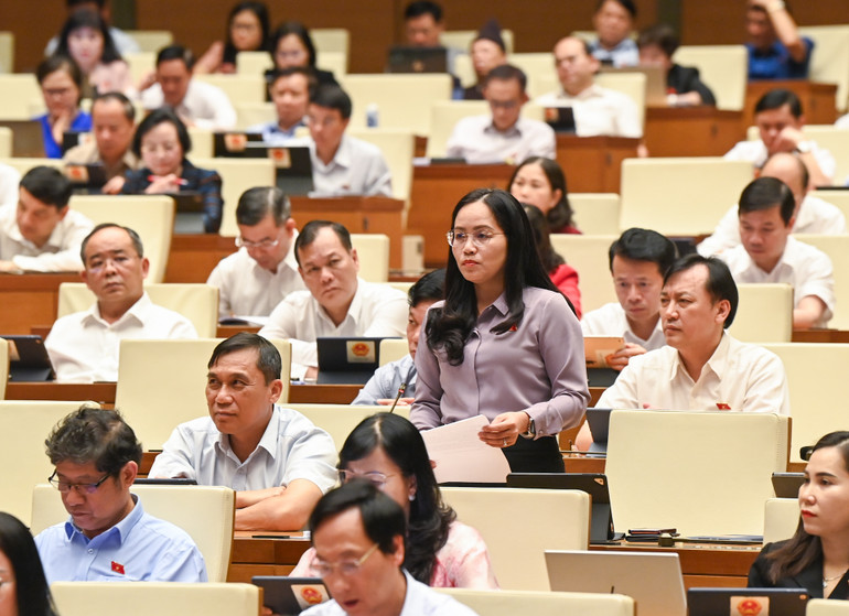 Đại biểu Hồ Thị Kim Ngân (đoàn tỉnh Bắc Kạn) đưa ra vấn đề nhiều di sản đang bị khai thác quá mức dẫn tới tình trạng quá tải, lộn xộn, đặc biệt trong dịp lễ hội đầu năm. (Ảnh: DUY LINH)