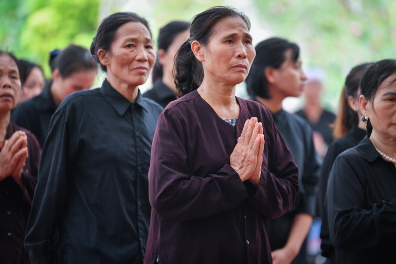 Người dân nghẹn ngào khi vào viếng Tổng Bí thư.