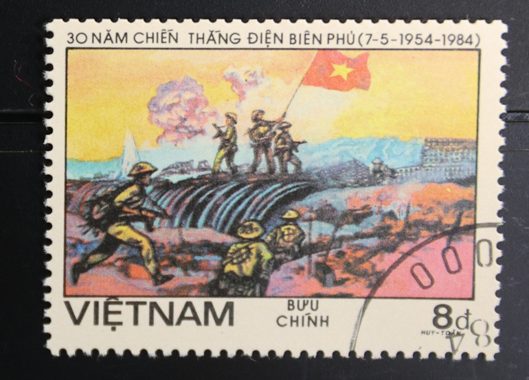 Khoảnh khắc quân ta giương cao cờ trên hầm Đờ Cát được chọn làm hình ảnh kết thúc bộ tem Kỷ niệm năm 1984.