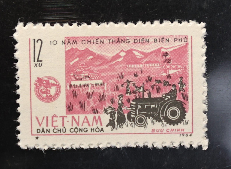 Trong ảnh là mẫu 356 Điện Biên ngày nay với cảnh cánh đồng Mường Thanh vào vụ gặt. Tem được bán với giá 12 xu. Hiện, chiếc tem nằm trong bộ sưu tập cá nhân của nhà sưu tập Lê Hùng tại Hà Nội.