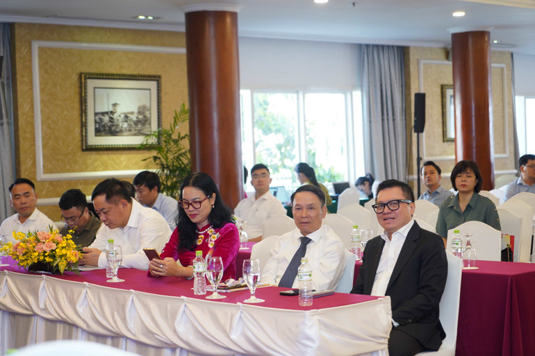 Các đại biểu tham dự phiên thảo luận với chủ đề "Xây dựng môi trường văn hóa báo chí".