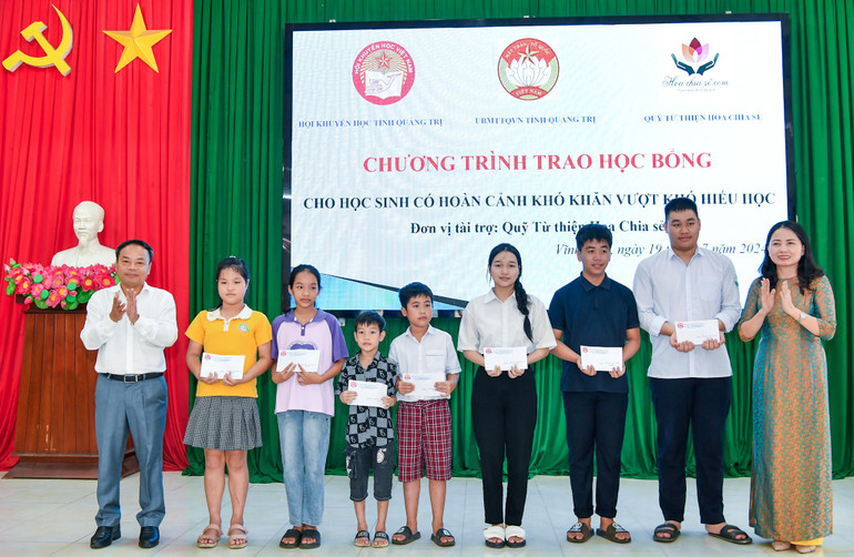 Đồng chí Đinh Như Hoan và đồng chí Dương Thị Hải Yến trao tặng các suất học bổng tới các em học sinh có hoàn cảnh khó khăn vượt khó hiếu học. Đồng chí Đinh Như Hoan và đồng chí Dương Thị Hải Yến trao tặng các suất học bổng tới các em học sinh có hoàn cảnh khó khăn vượt khó hiếu học.