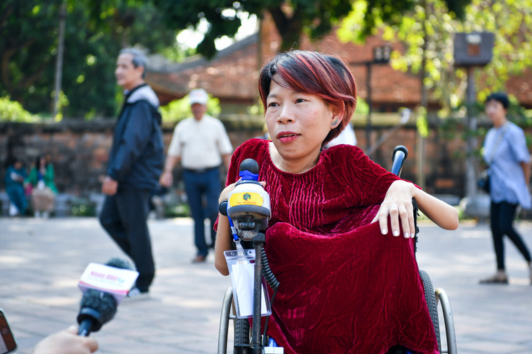 Giờ nhìn lại, chị bảo: Có lẽ, chính những khó khăn, sự kỳ thị ngày ấy đã thôi thúc cả chị và anh trai nỗ lực vượt lên số phận.