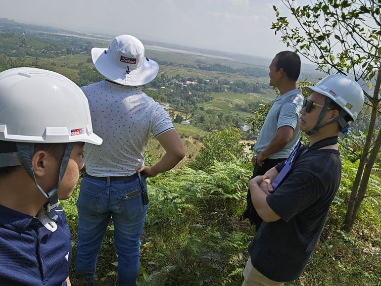 Các kỹ sư của dự án khảo sát khu vực rừng tái sinh.
