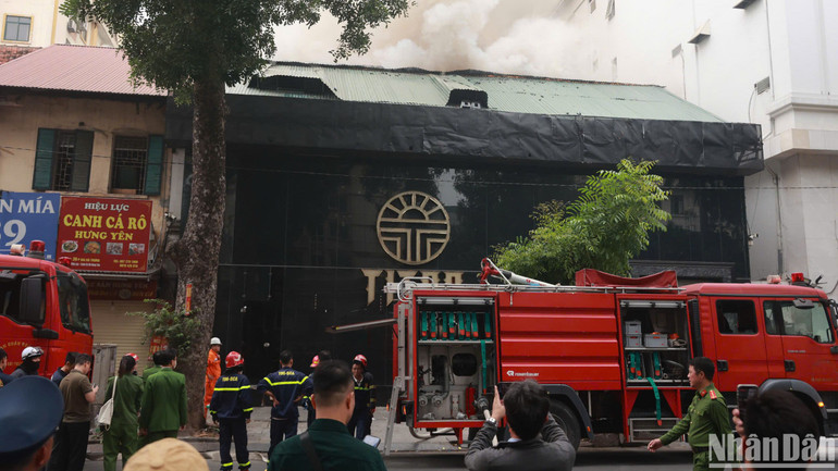 Hiện trường vụ cháy quán bar trên đường Hai Bà Trưng sáng 25/11.