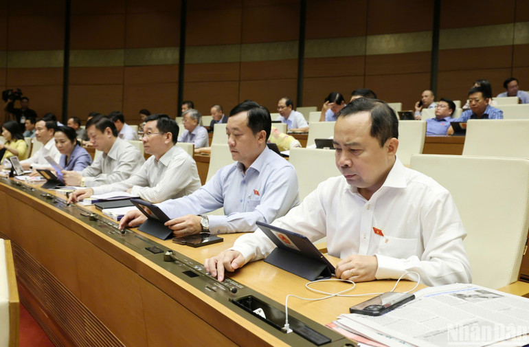 Quốc hội biểu quyết thông qua Nghị quyết về dự toán ngân sách nhà nước năm 2025. Ảnh: DUY LINH Quốc hội biểu quyết thông qua Nghị quyết về dự toán ngân sách nhà nước năm 2025. Ảnh: DUY LINH