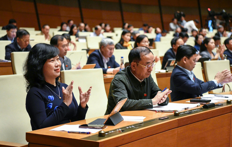 Luật mới được Quốc hội thông qua quy định mức hưởng bảo hiểm y tế trên cơ sở xóa bỏ “địa giới hành chính” trong khám chữa bệnh. Quy định này có hiệu lực thi hành từ 1/1/2025.