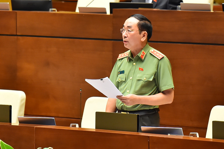 Thượng tướng Trần Quốc Tỏ, Thứ trưởng Công an điều hành hoạt động của Bộ Công an đã báo cáo tiếp thu, giải trình về một số nội dung còn có ý kiến khác nhau có liên quan đến Dự thảo Luật sửa đổi, bổ sung một số điều của Luật Cảnh vệ. (Ảnh: THỦY NGUYÊN)
